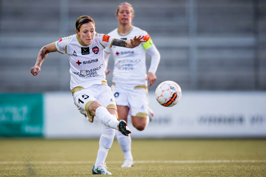Rosengårds Therese Sjögran och i bakgrunden Lina Nilsson