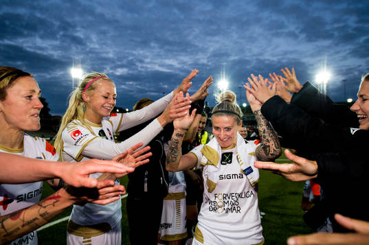 Rosengårds spelare med Therese Sjögran och Amanda