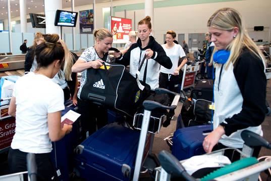Sveriges Sara Thunebro och Lotta Schelin hämtar väskorna
