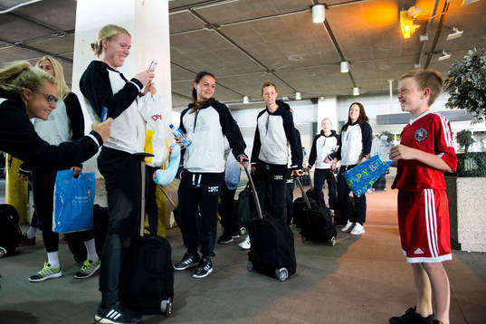 Sveriges målvakt Hedvig Lindahl tar kort på supportern