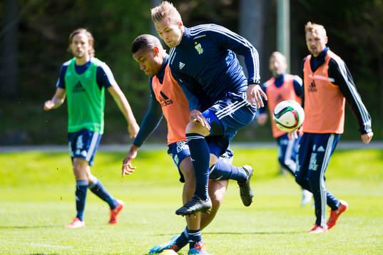 Gustav Engvall får en tryckare av Patrick Dyrestam