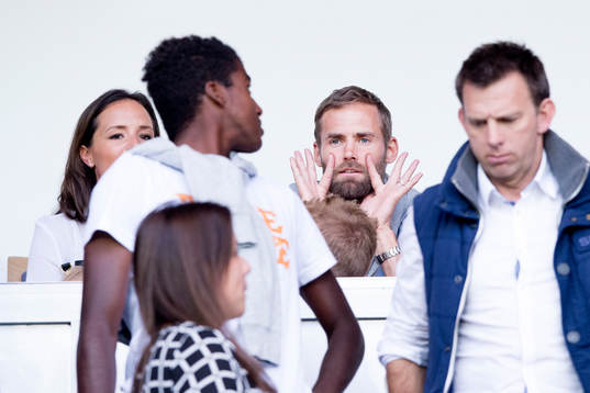 Olof Mellberg på läktarplats ovanför tennisproffset