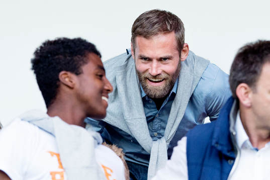 Olof Mellberg på läktarplats i samtal med tennisproffset