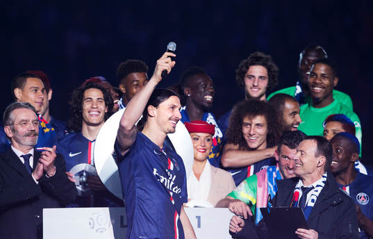 s Zlatan Ibrahimovic ropar "Viva la France" vid