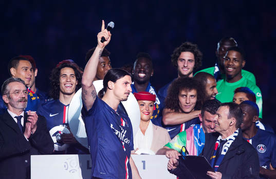 s Zlatan Ibrahimovic ropar "Viva la France" vid