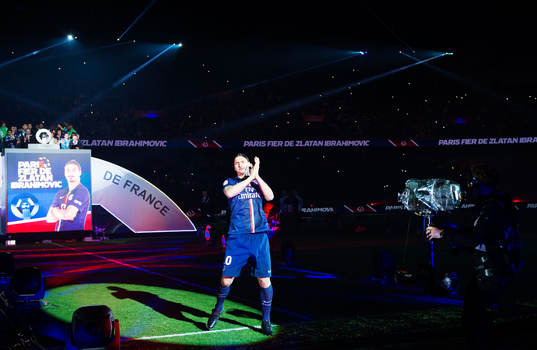s Zlatan Ibrahimovic på väg till medaljceremonin