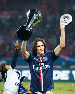 s Edison Cavani jublar med en pokal