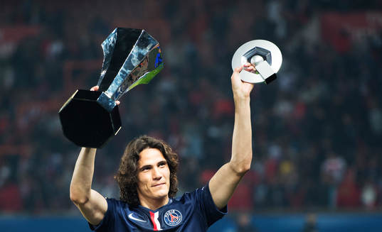 s Edison Cavani jublar med en pokal