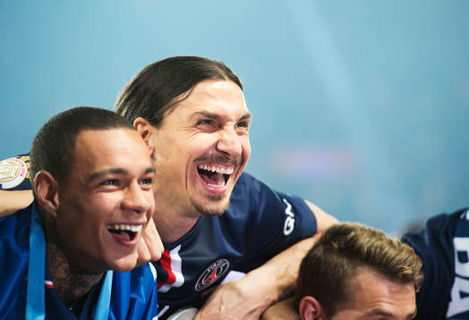 s Zlatan Ibrahimovic jublar med lagkamrater