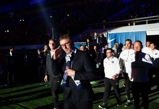 s tränare Laurent Blanc på väg till medaljceremonin