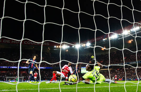 s Edinson Cavani skjuter in 3-1 bakom Reims målvakt Kossi