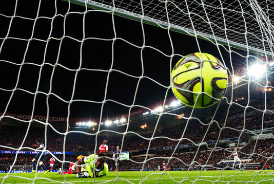 s Edinson Cavani skjuter in 3-1 bakom Reims målvakt Kossi