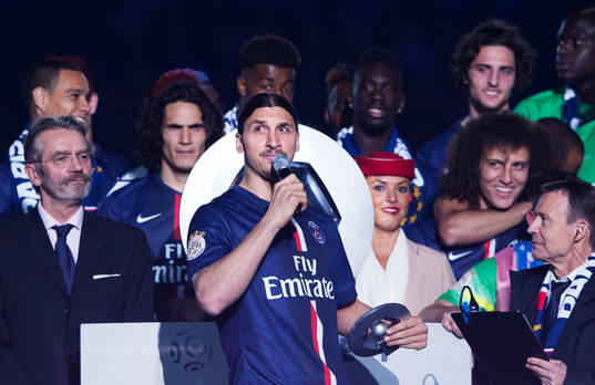 s Zlatan Ibrahimovic ropar "Viva la France" vid