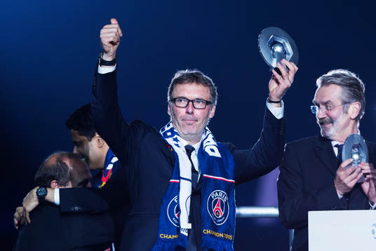 s tränare Laurent Blanc vid medaljceremonin