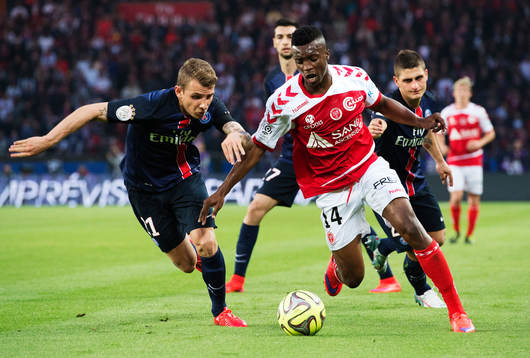 s Lucas Digne utmanas av Reims Benjamin Moukandjo