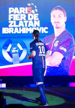 s Zlatan Ibrahimovic på väg till medaljceremonin