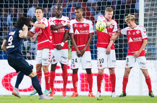 s Edinson Cavani skjuter en frispark mot Reims mur