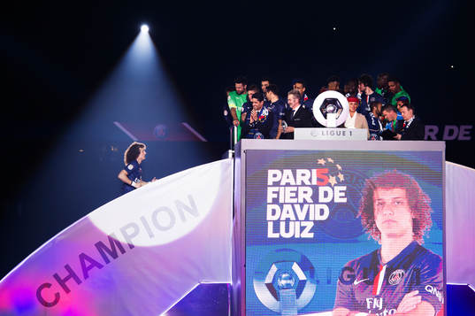 s David Luiz på väg upp till medaljceremonin