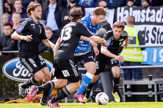 Halmstads Snorre Krogsgård jagas utav IFK Göteborgs