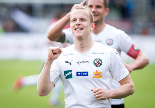 Örebros Daniel Gustavsson gör 1-0 och jublar