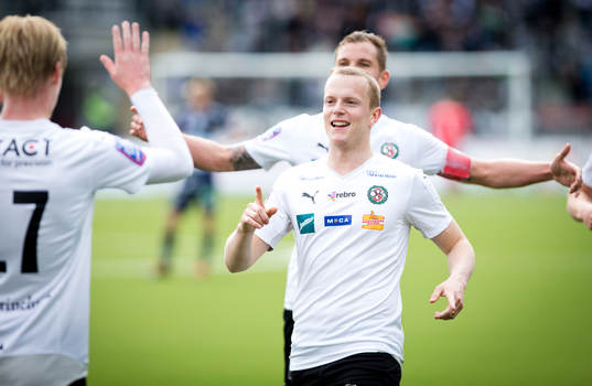 Örebros Daniel Gustavsson gör 1-0 och jublar