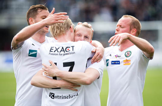 Örebros Daniel Gustavsson gör 1-0 och jublar
