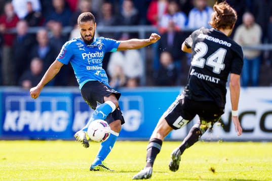 Halmstads Junes Barny provar skott
