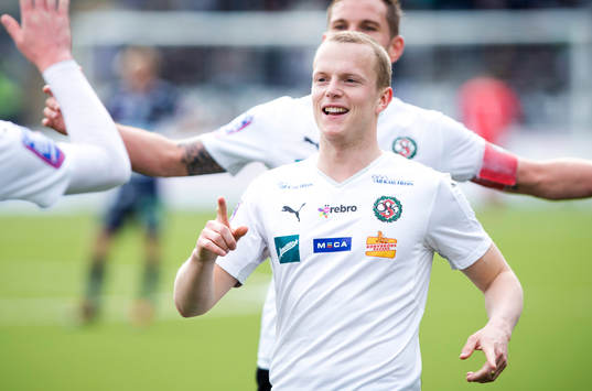 Örebros Daniel Gustavsson gör 1-0 och jublar