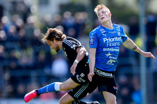 IFK Göteborgs Lasse Vibe och Halmstads Eric Smith i en