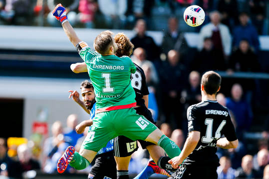 IFK Göteborgs målvakt John Alvbåge i en luftduell