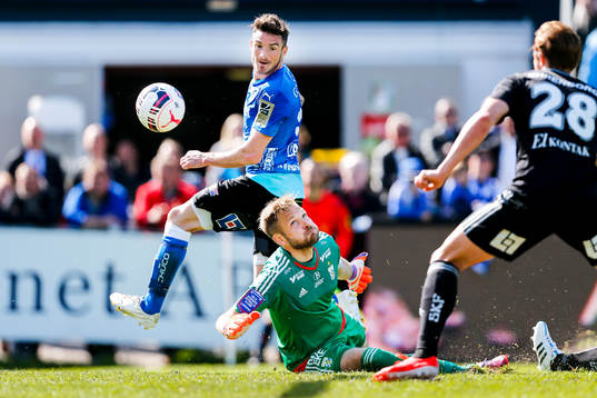 Halmstads James Keene och IFK Göteborgs målvakt John