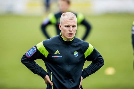 Ljungskiles Petter Björlund  värmer upp