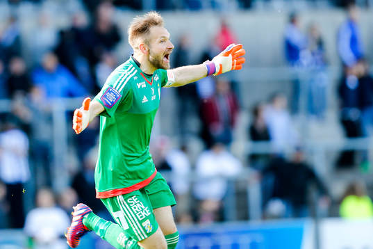 IFK Göteborgs målvakt John Alvbåge jublar