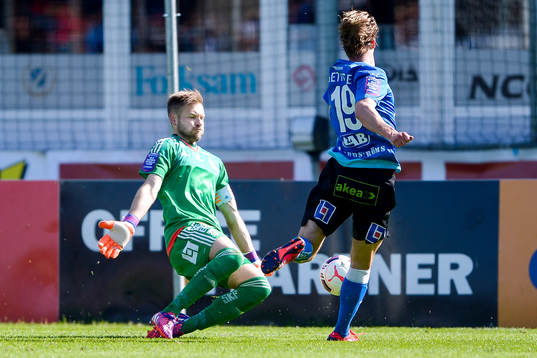 IFK Göteborgs målvakt John Alvbåge räddar skott från