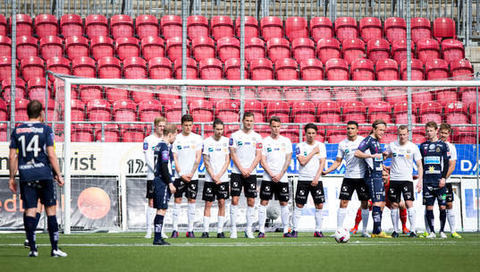 Gefles Jonas Lantto skjuter frispark