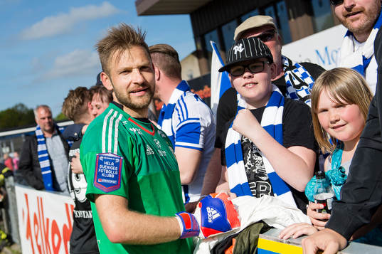 IFK Göteborgs målvakt John Alvbåge skriver autografer