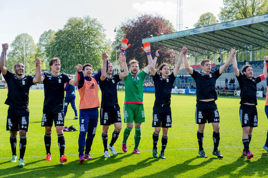 IFK Göteborgs spelare jublar