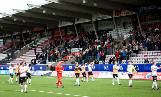 Örebros Daniel Gustavsson jublar framför fansen