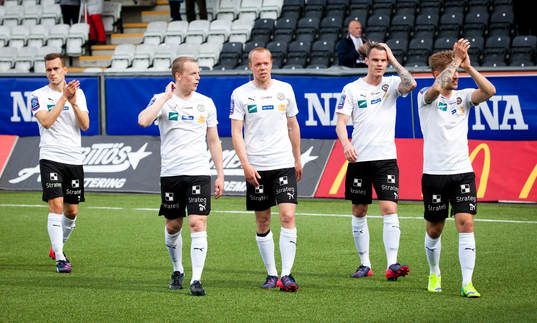Örebros Daniel Gustavsson jublar framför fansen