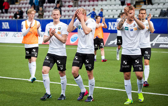 Örebros Daniel Gustavsson jublar framför fansen