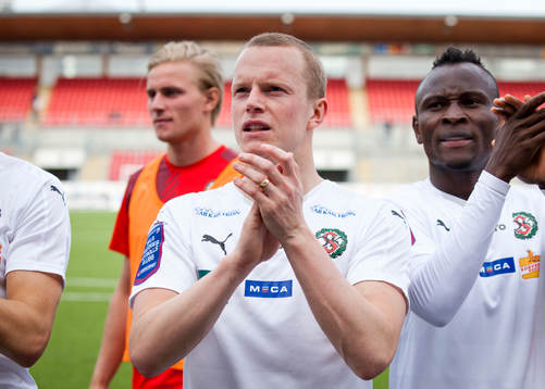 Örebros Daniel Gustavsson jublar framför fansen