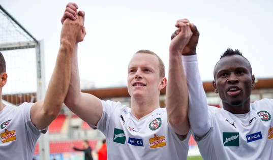 Örebros Daniel Gustavsson jublar framför fansen