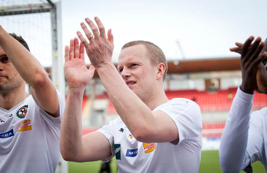 Örebros Daniel Gustavsson jublar framför fansen