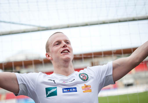 Örebros Daniel Gustavsson jublar framför fansen