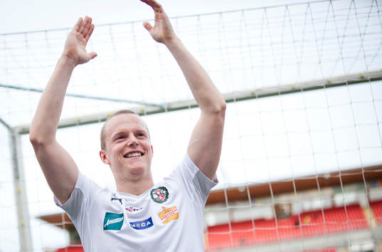 Örebros Daniel Gustavsson jublar framför fansen