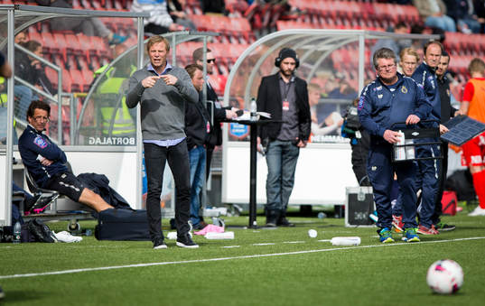 Gefles tränare Roger Sandberg visar tecknet för byte