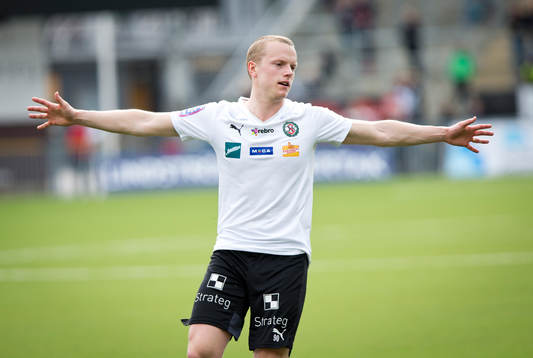 Örebros Daniel Gustavsson gör 1-0 och jublar