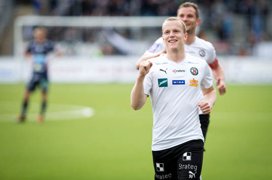 Örebros Daniel Gustavsson gör 1-0 och jublar