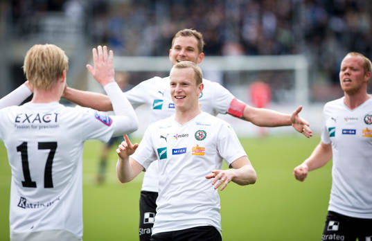 Örebros Daniel Gustavsson gör 1-0 och jublar med Karl