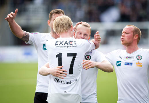 Örebros Daniel Gustavsson gör 1-0 och jublar med Karl